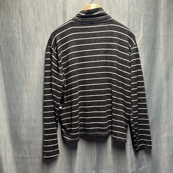 Runaway Bay Striped Black and White light Sweater size XL NWT - Picture 4 of 5